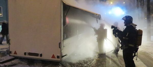 Спасатели тушат пожар в фургоне с костюмами и декорациями  - Sputnik Беларусь