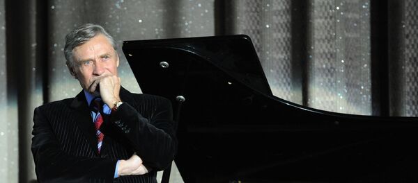 У Александра Михайлова плотный график - за неделю 8 городов в разных странах У Александра Михайлова плотный график - за неделю 8 городов в разных странах - Sputnik Беларусь