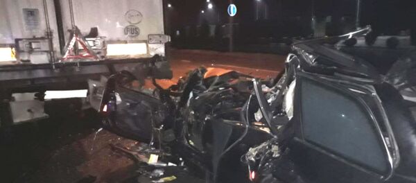 Легковушка на скорости врезалась в стоящую фуру  - Sputnik Беларусь