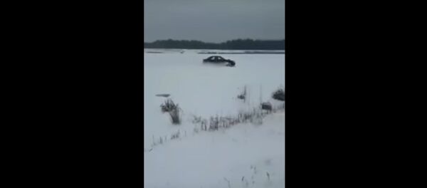 Провалившегося под лед дрифтера сняли на видео Провалившегося под лед дрифтера сняли на видео - Sputnik Беларусь