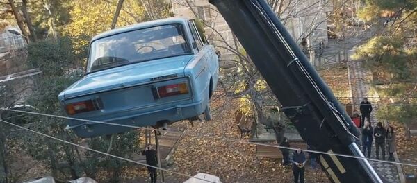 Жигули жителя Тбилиси после 23 лет на балконе снимали краном - Sputnik Беларусь