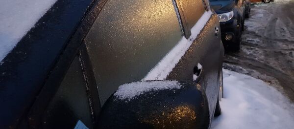 Ледяной панцирь на машине, архивное фото - Sputnik Беларусь