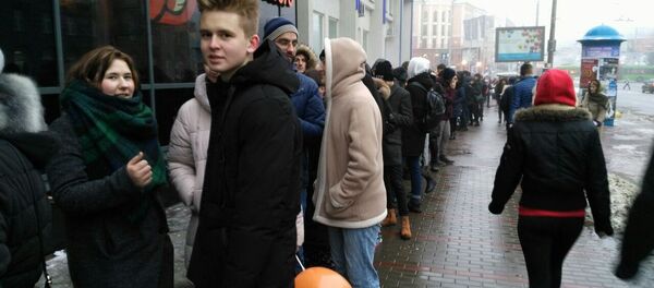 Очередь за дешевыми пиццами в Минске Очередь за дешевыми пиццами в Минске - Sputnik Беларусь