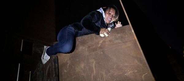 Мигранты перебираются через границу - Sputnik Беларусь