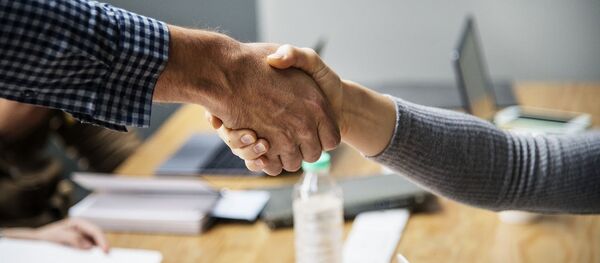 Рукопожатие, архивное фото Рукопожатие, архивное фото - Sputnik Беларусь