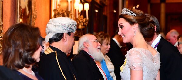 Герцогиня Кембриджская беседует с гостями на приеме в Букингемском дворце - Sputnik Беларусь