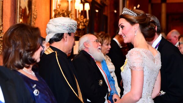 Герцогиня Кембриджская беседует с гостями на приеме в Букингемском дворце - Sputnik Беларусь