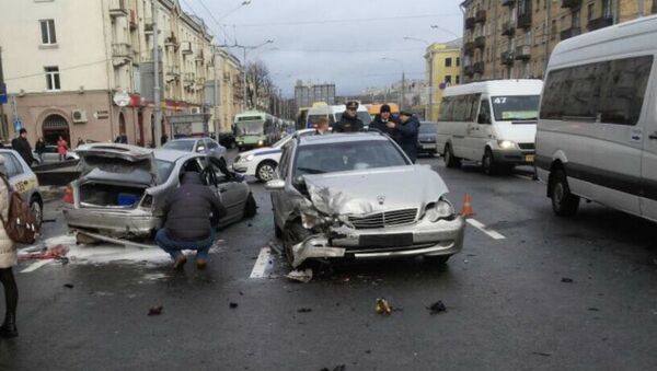 Четыре машины столкнулись в Минске на улице Московской - Sputnik Беларусь