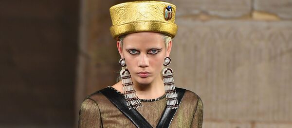 Показ новой коллекции Карла Лагерфельда Chanel Métiers d'Art в Метрополитен-музее Показ новой коллекции Карла Лагерфельда Chanel Métiers d'Art в Метрополитен-музее - Sputnik Беларусь