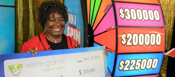 Счастливая обладательница выигрыша - Sputnik Беларусь