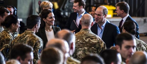 Кейт Миддлтон и принц Уильям на британской военной базе Кейт Миддлтон и принц Уильям на британской военной базе - Sputnik Беларусь