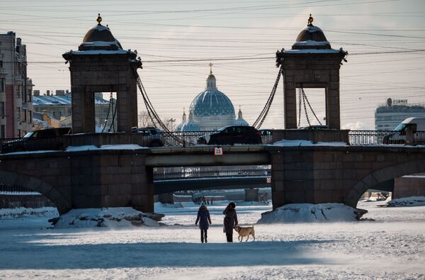 Люди на льду замерзшей реки Фонтанки у моста Ломоносова. - Sputnik Беларусь