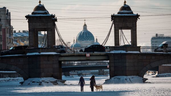 Людзі на лёдзе замёрзлай ракі Фантанкі каля моста Ламаносава ў Санкт-Пецярбургу - Sputnik Беларусь