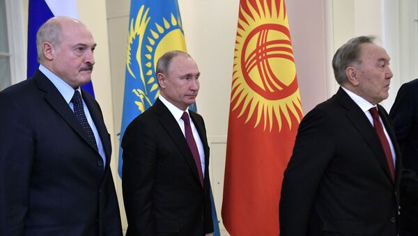 Президент РФ, Белараси и Казахстана Владимир Путин,  Александр Лукашенко (слева) и Нурсултан Назарбаев (справа)  - Sputnik Беларусь