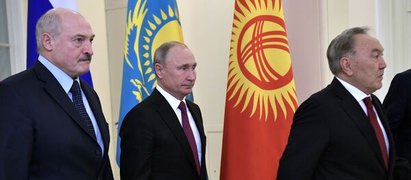 Президент РФ, Белараси и Казахстана Владимир Путин, Александр Лукашенко (слева) и Нурсултан Назарбаев (справа) Президент РФ, Белараси и Казахстана Владимир Путин, Александр Лукашенко (слева) и Нурсултан Назарбаев (справа) - Sputnik Беларусь