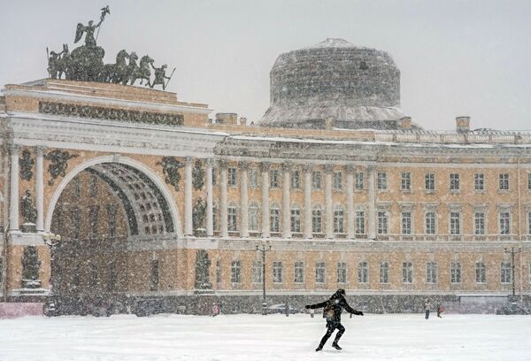 Снегопад на Дворцовой площади. - Sputnik Беларусь