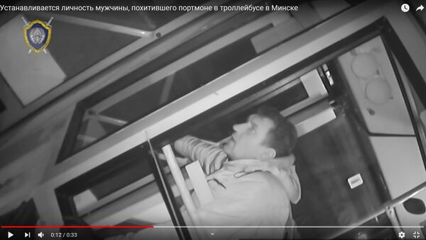 Мужчина украл деньги водителя троллейбуса, не зная, что попадет на YouTube - Sputnik Беларусь