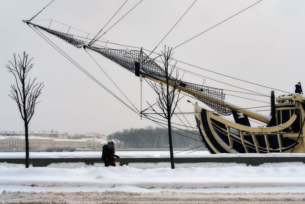Фрагмент носовой части корабля на Петровской набережной реки Невы. - Sputnik Беларусь