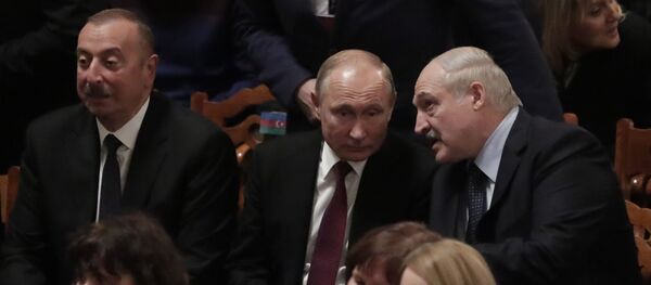 Президент РФ Владимир Путин, президент Азербайджана Ильхам Алиев и президент Беларуси Александр Лукашенко в Мариинском театре - Sputnik Беларусь