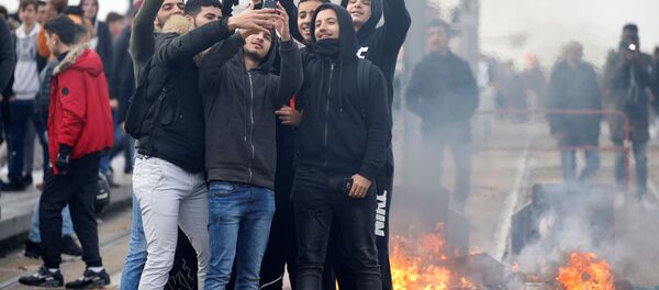 Молодежь и ученики старших классов во время протеста против реформы образования правительства Франции Молодежь и ученики старших классов во время протеста против реформы образования правительства Франции - Sputnik Беларусь