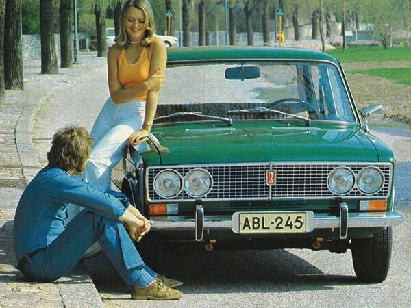 На этом плакате все прекрасно: и девушка из ранних 80-х, и парень-неформал, и Lada 1500 с автоматической коробкой передач. - Sputnik Беларусь