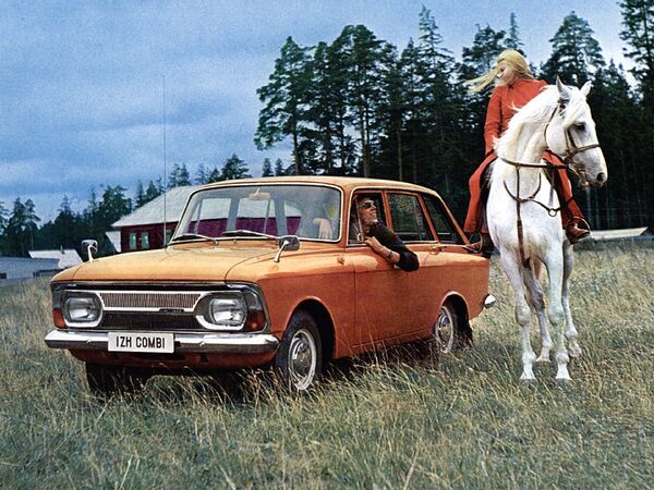 Иж-2125 Комби 1975 года выпуска — всенародный любимец. И даже прекрасная блондинка на белой лошади ему не конкурент.  - Sputnik Беларусь