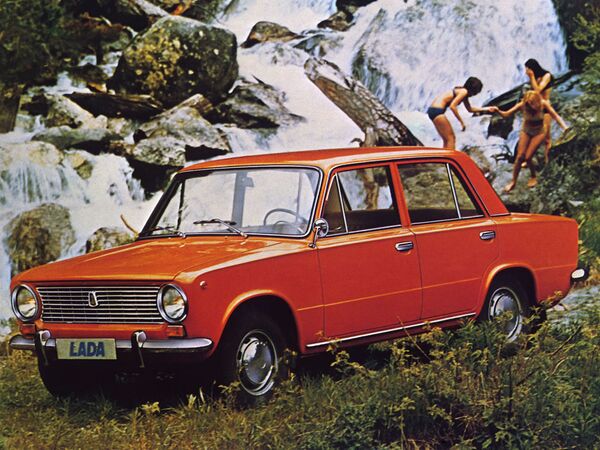 Lada 1200 – экспортный вариант 70-х. Судя по плакату, отлично подходит для вылазок в горы на выходные. - Sputnik Беларусь