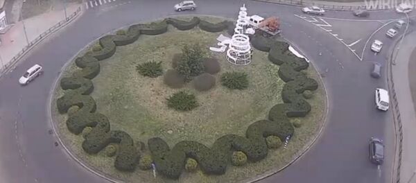 Новый год отменяется? На бульварном кольце в Бресте собрали елку и тут же разобрали - Sputnik Беларусь