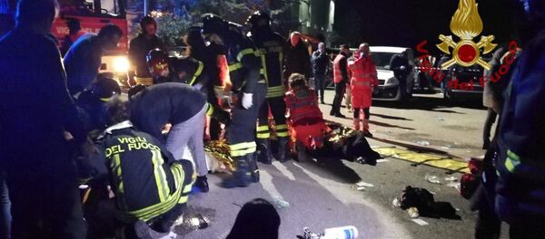 Спасатели оказывают помощь пострадавшим в давке в ночном клубе в Италии Спасатели оказывают помощь пострадавшим в давке в ночном клубе в Италии - Sputnik Беларусь