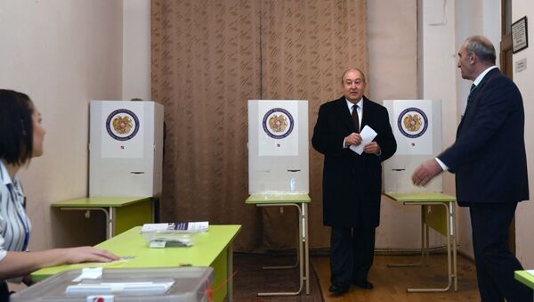 Президент Армении Армен Саркисян на избирательном участке - Sputnik Беларусь
