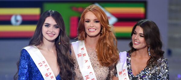 Мисс Беларусь Мария Васильевич (слева), Мисс Франция Маева Кук (слева) и Мисс Шотландия Линци Макклеланд - Sputnik Беларусь