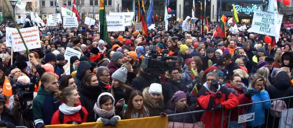 Тысячи жителей Литвы требуют повысить зарплаты учителям Тысячи жителей Литвы требуют повысить зарплаты учителям - Sputnik Беларусь
