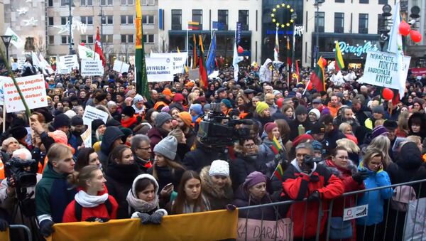 Тысячи жителей Литвы требуют повысить зарплаты учителям - Sputnik Беларусь