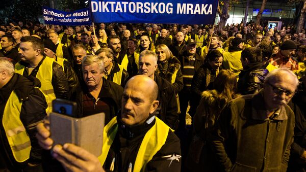 В Черногории проходит массовый протест оппозиции в желтых жилетах - Sputnik Беларусь