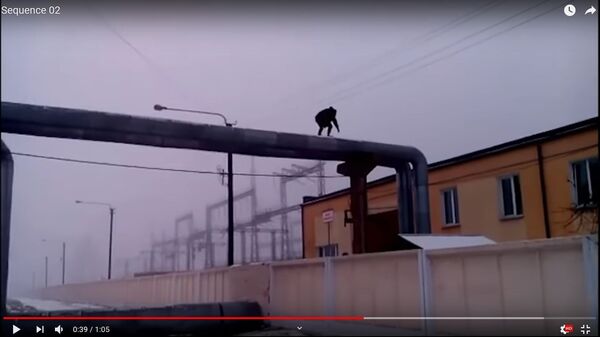 Видеофакт: парень залез на трубу возле ТЭЦ и грозился спрыгнуть оттуда - Sputnik Беларусь