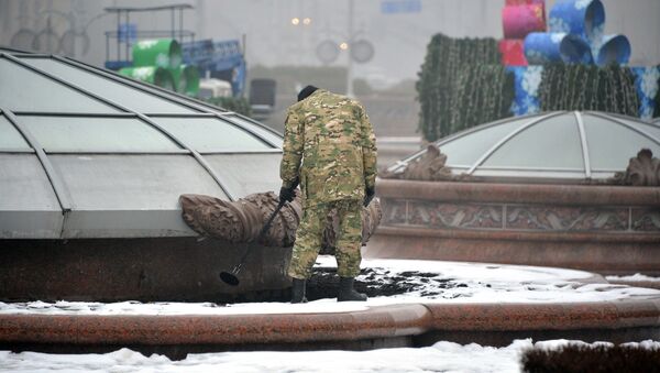 На площади Независимости работает саперно-пиротехническая группа взрывотехнического центра внутренних войск  - Sputnik Беларусь