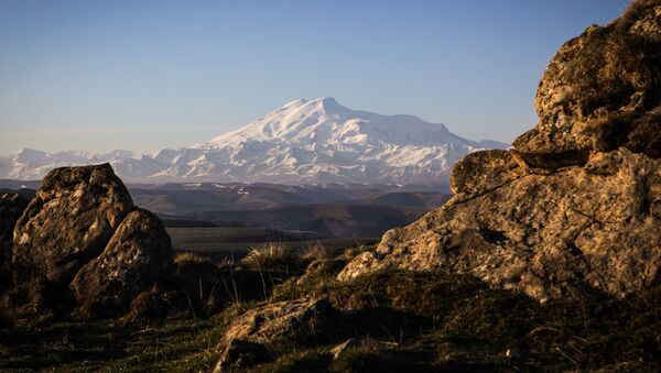 Вид на гору Эльбрус с перевала Гум-Баши в Карачаево-Черкесии - Sputnik Беларусь