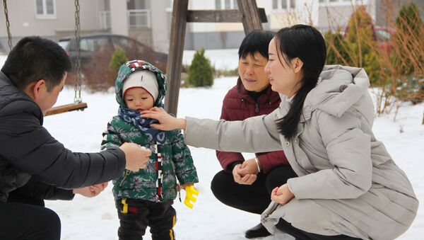 Маленького Ли Минху по очереди приезжают из Китая смотреть бабушки - Sputnik Беларусь