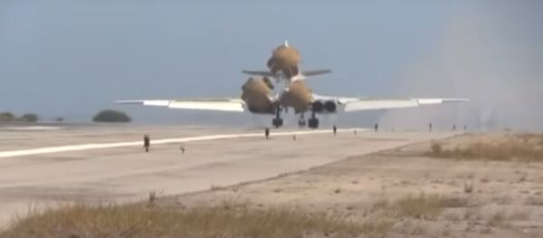 Резонансный полет: видео приземления российских Ту-160 в Венесуэле - Sputnik Беларусь
