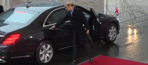 Тереза Мэй застряла в машине  - Sputnik Беларусь