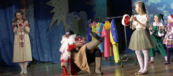 Елка-фэст: Деды Морозы и Снегурочки показали, на что способны - Sputnik Беларусь