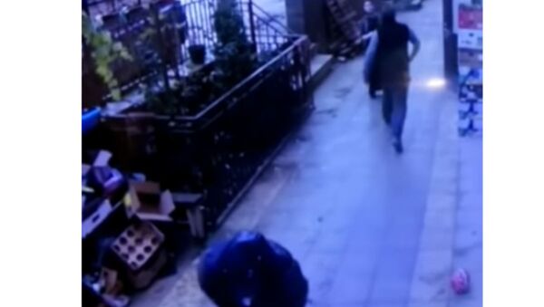 Прохожие поймали девочку, которая выпала с 5 этажа  - Sputnik Беларусь