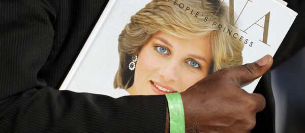 Портрет принцессы Дианы на обложке книги - Sputnik Беларусь