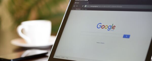 Планшет с логотипом Google на экране - Sputnik Беларусь