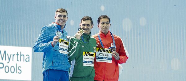 Белорусский пловец Илья Шиманович на пьедестале ЧМ по плаванию на короткой воде - Sputnik Беларусь