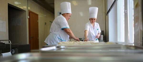 Работницы пищеблока детского сада, архивное фото Работницы пищеблока детского сада, архивное фото - Sputnik Беларусь