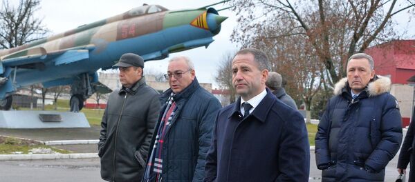 Михаил Бабич во время посещения авиаремонтного завода в Барановичах - Sputnik Беларусь