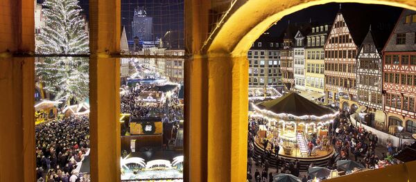 Карусель, елка и ярмарка на площади Рёмерберг во Франкфурте - Sputnik Беларусь