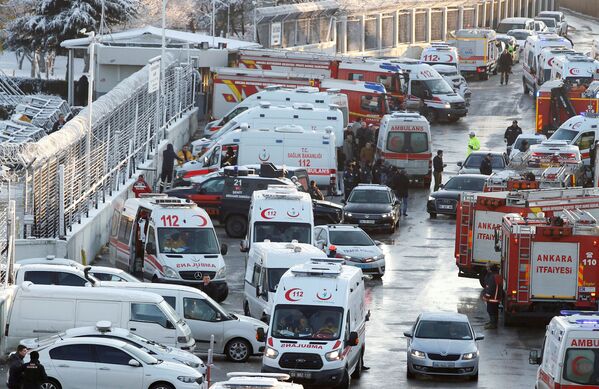 Машины скорой помощи и пожарные расчеты на месте сошедшего с рельс скоростного поезда в Анкаре - Sputnik Беларусь