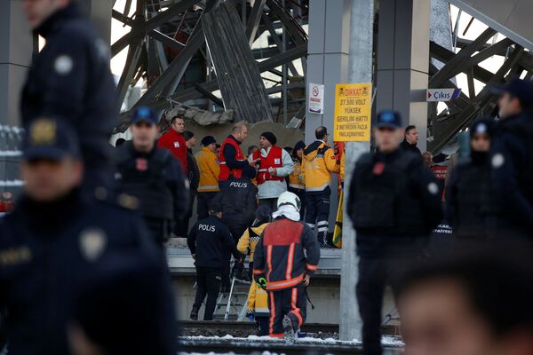 Спасатели и полиция на месте сошедшего с рельс скоростного поезда в Анкаре, Турция - Sputnik Беларусь
